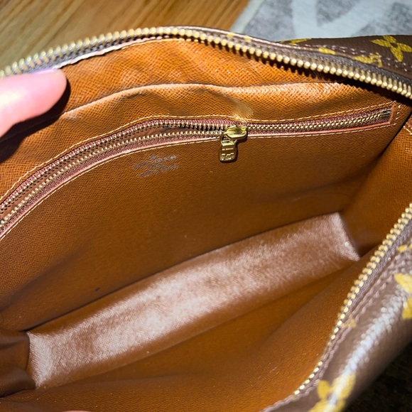 LOUIS VUITTON Authentic Louis Vuitton Monogram Canvas Trocadero 27 Bag - Picture 3 of 17